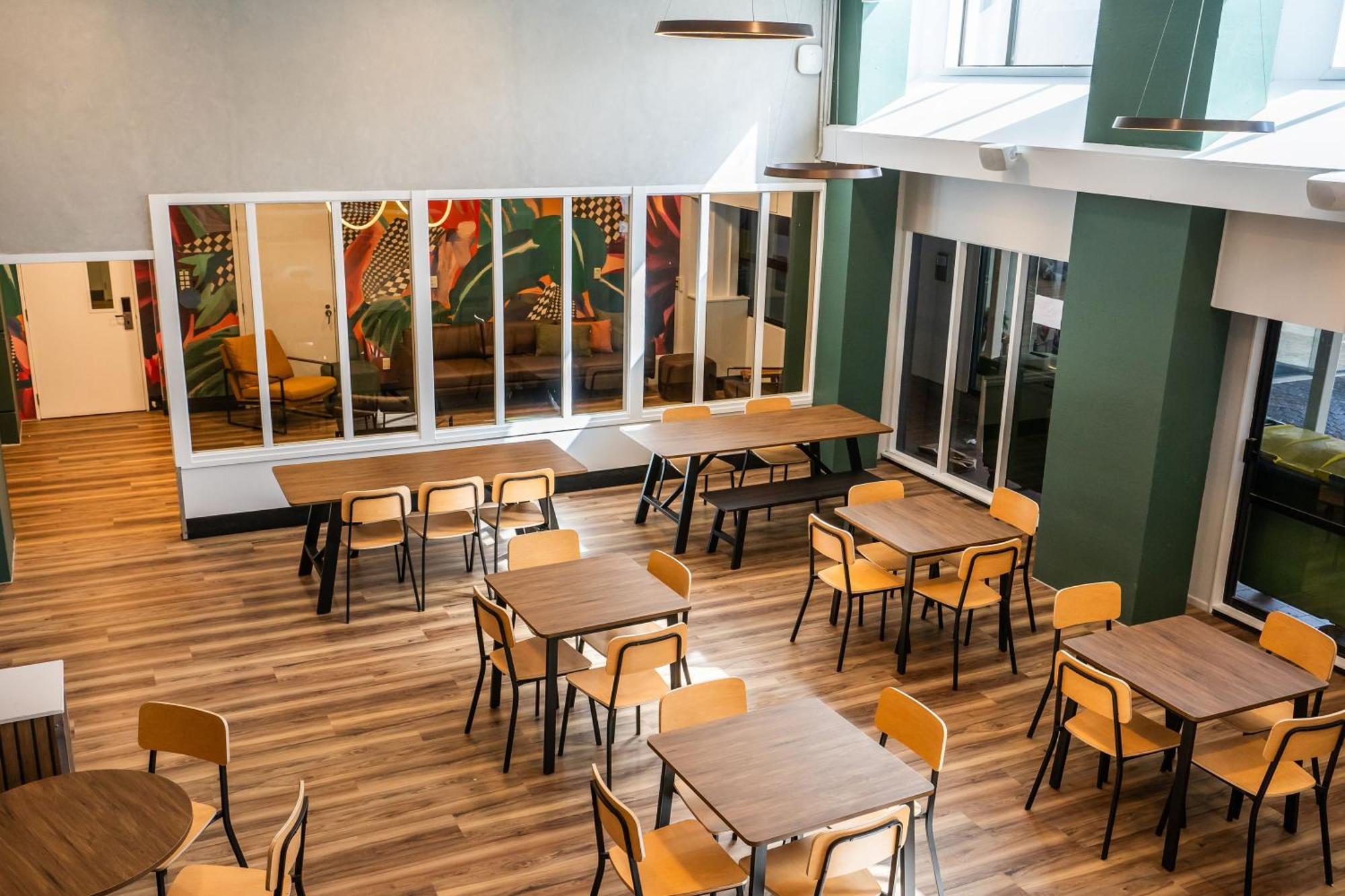 Haka House Wellington Hostel Ngoại thất bức ảnh The interior of a Wendy's in the United States