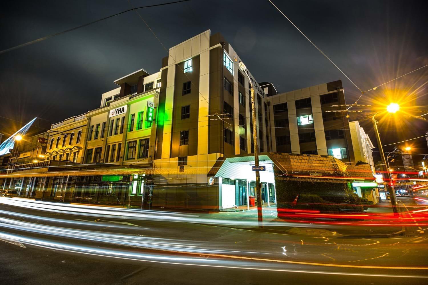 Haka House Wellington Hostel Ngoại thất bức ảnh The hotel at night