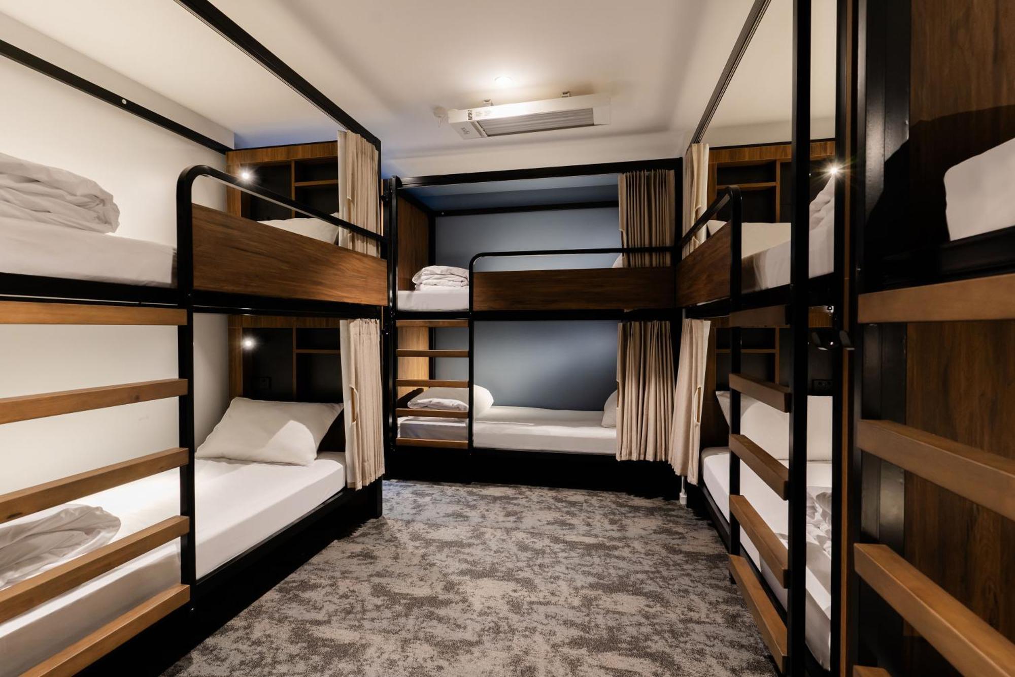 Haka House Wellington Hostel Ngoại thất bức ảnh A typical capsule hotel room