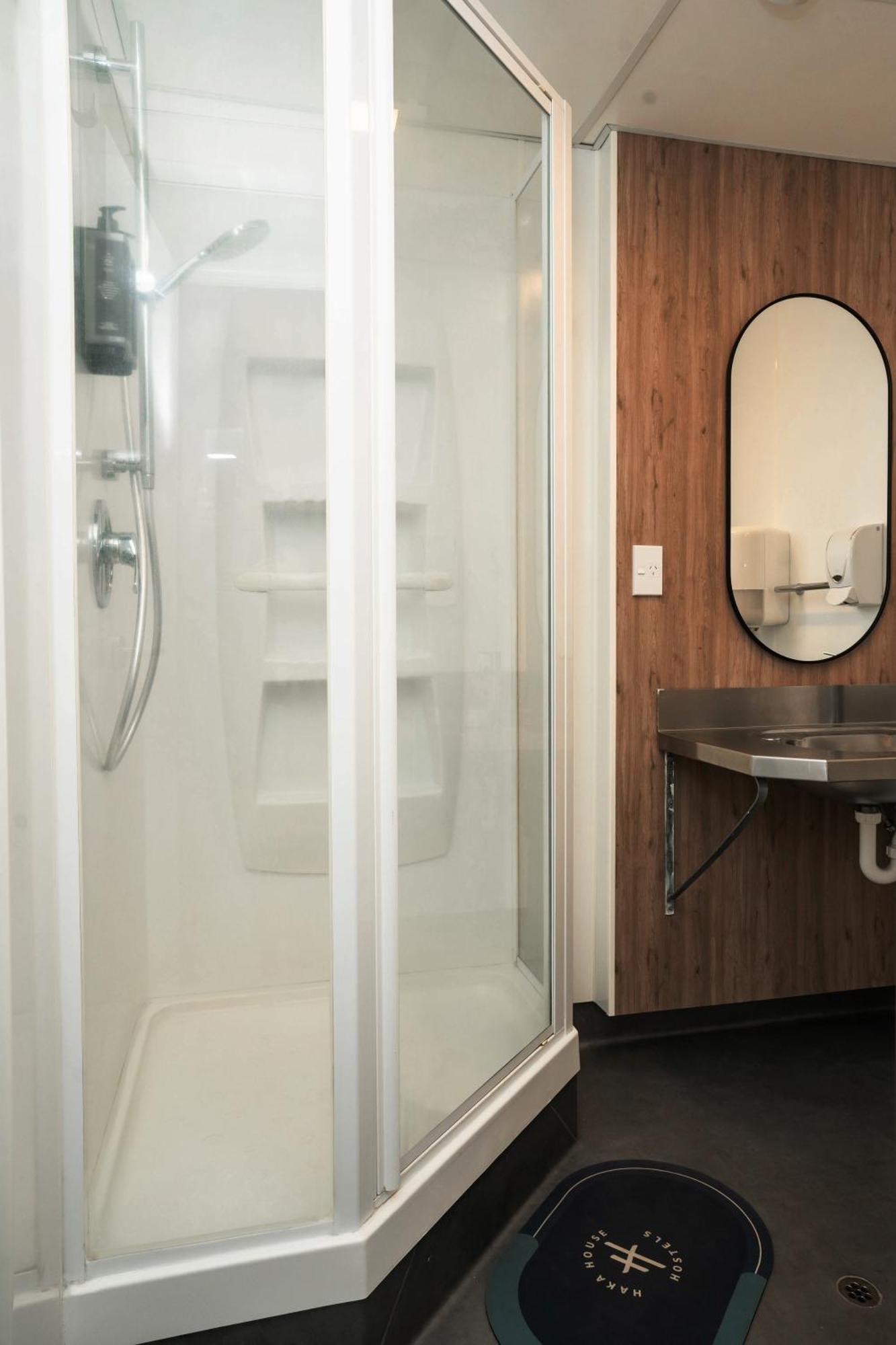 Haka House Wellington Hostel Ngoại thất bức ảnh A shower cubicle