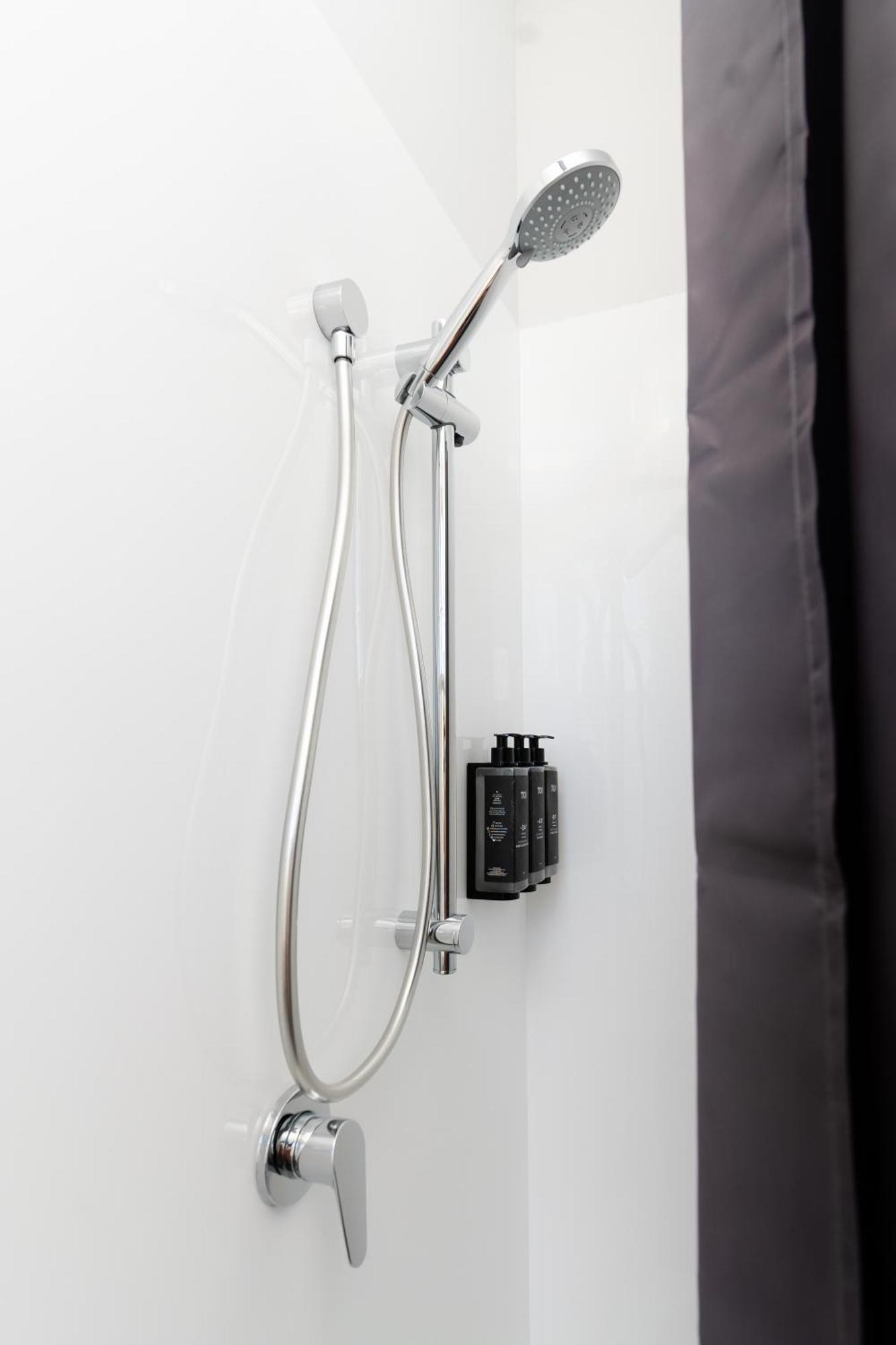 Haka House Wellington Hostel Ngoại thất bức ảnh Shower rail