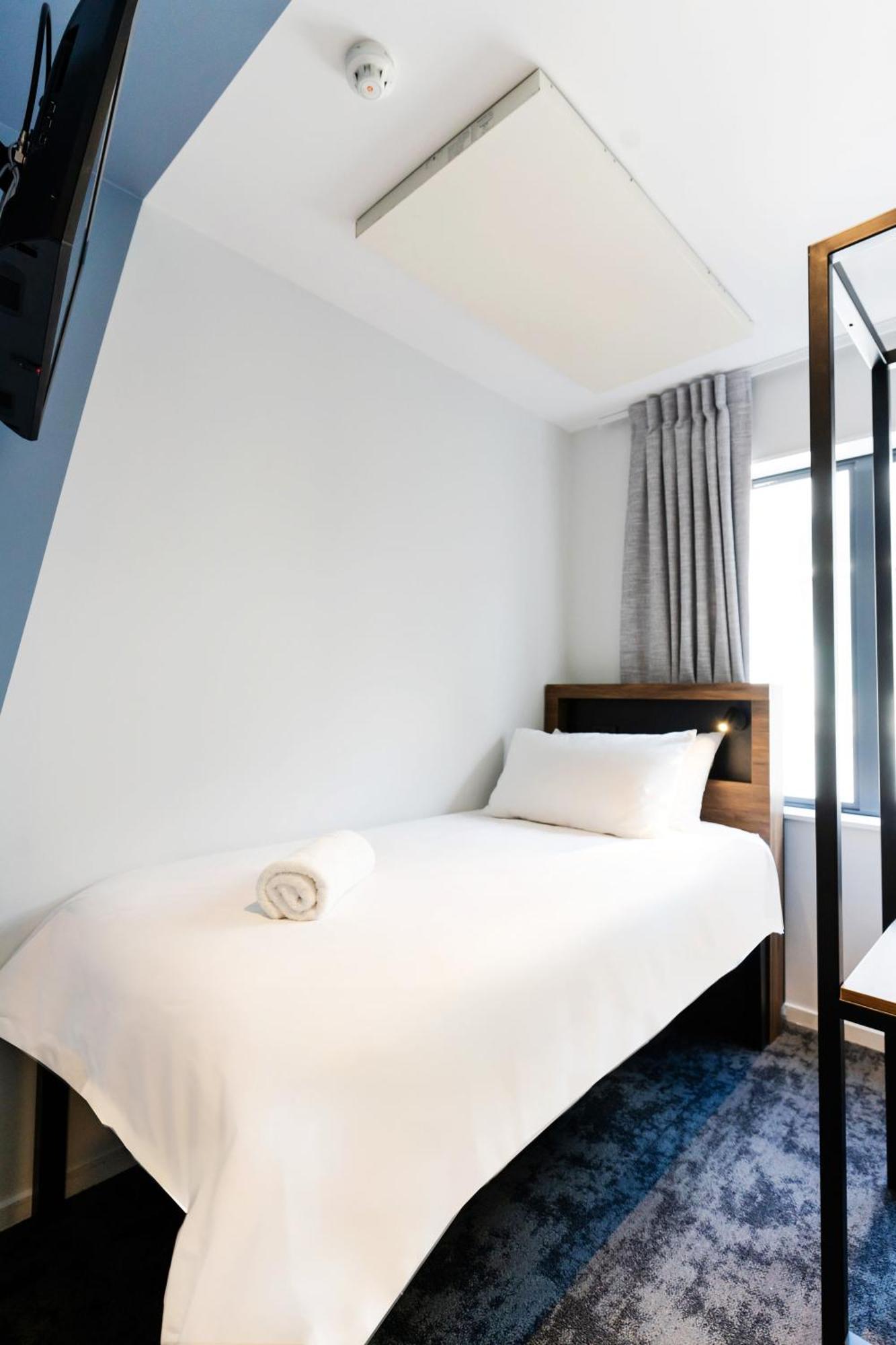 Haka House Wellington Hostel Ngoại thất bức ảnh A single room at the hotel