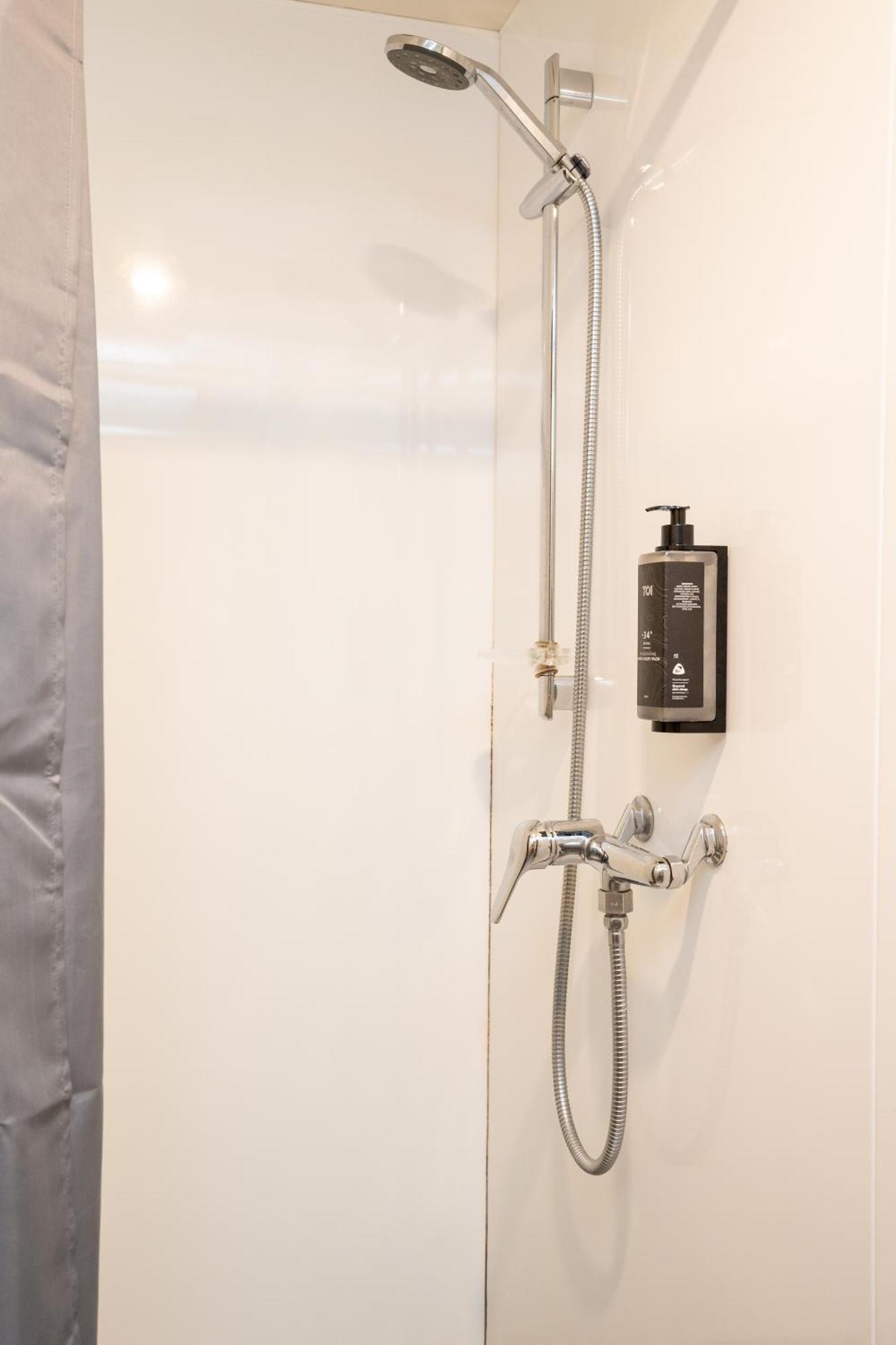 Haka House Wellington Hostel Ngoại thất bức ảnh Shower gel dispenser