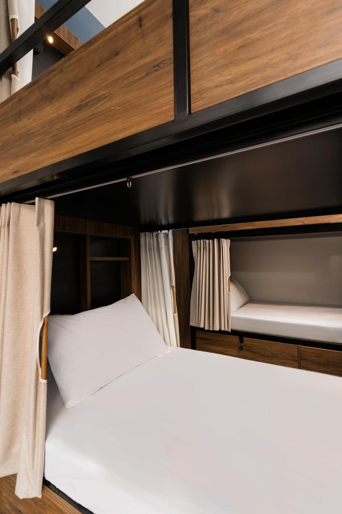 Haka House Wellington Hostel Ngoại thất bức ảnh A bunk bed in a capsule hotel