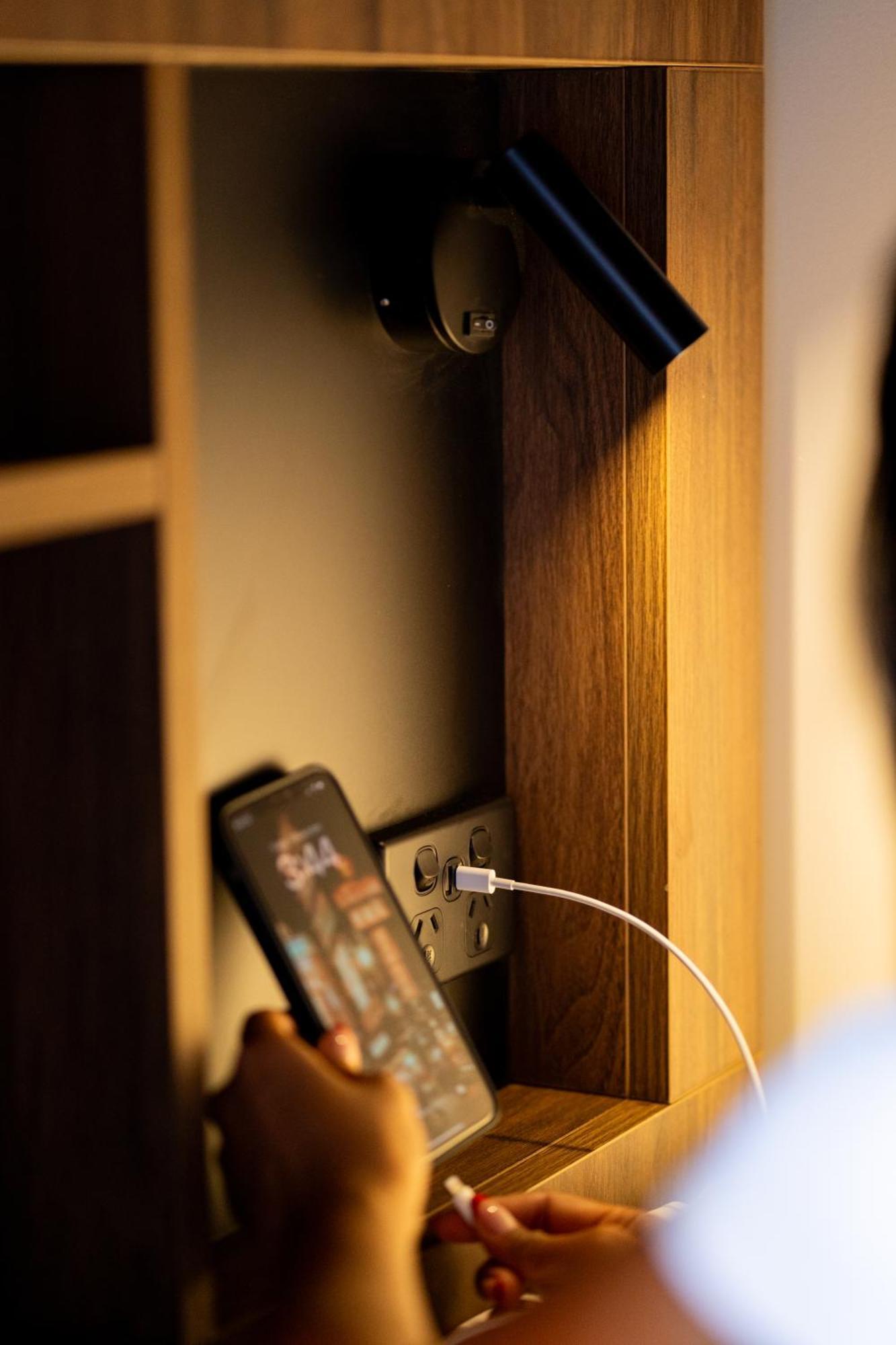 Haka House Wellington Hostel Ngoại thất bức ảnh A phone plugged into a power socket