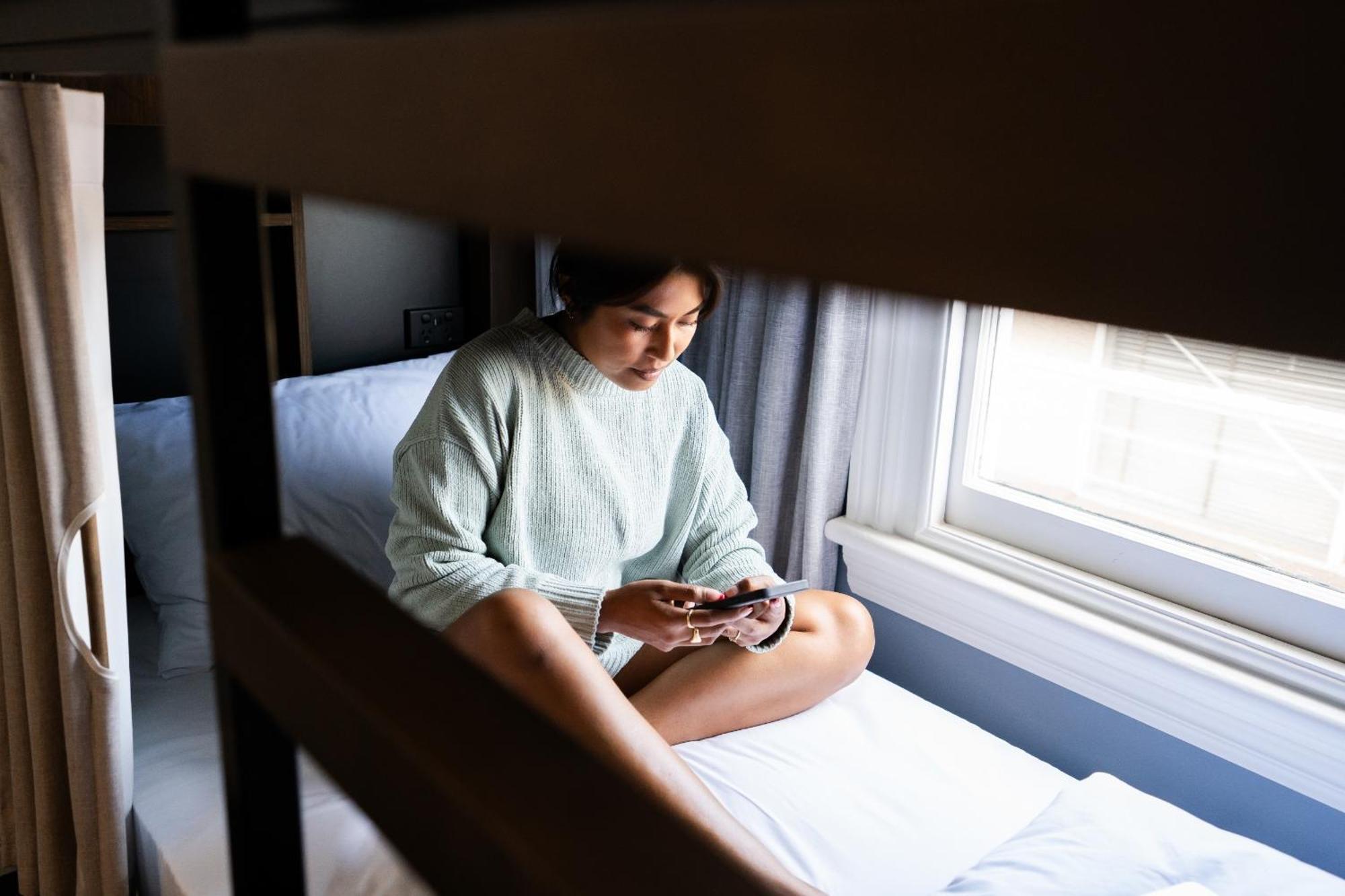Haka House Wellington Hostel Ngoại thất bức ảnh A woman sitting on a bunk bed