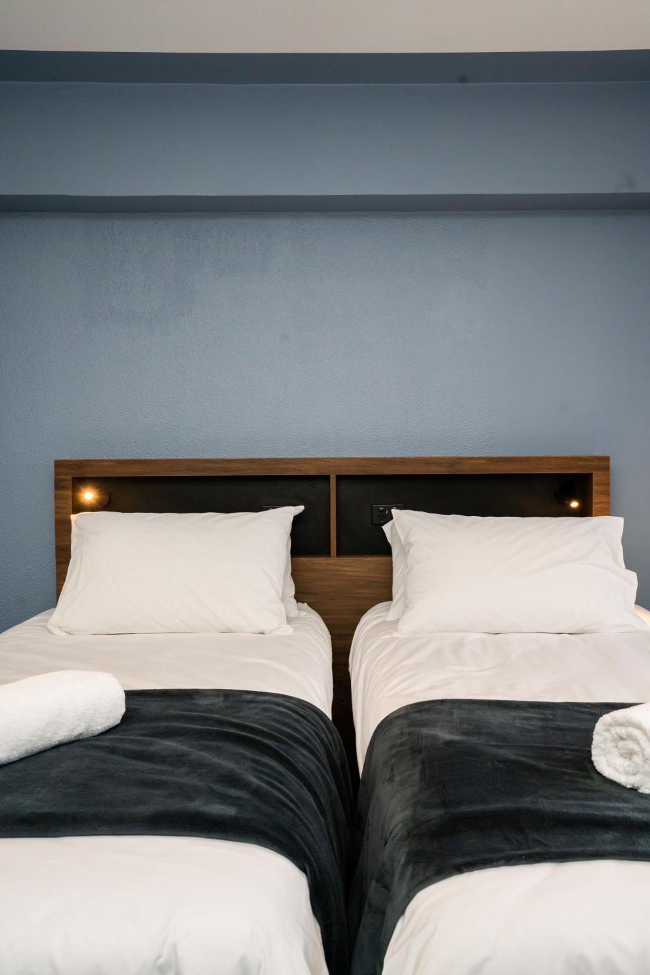 Haka House Wellington Hostel Phòng bức ảnh A bed with two pillows