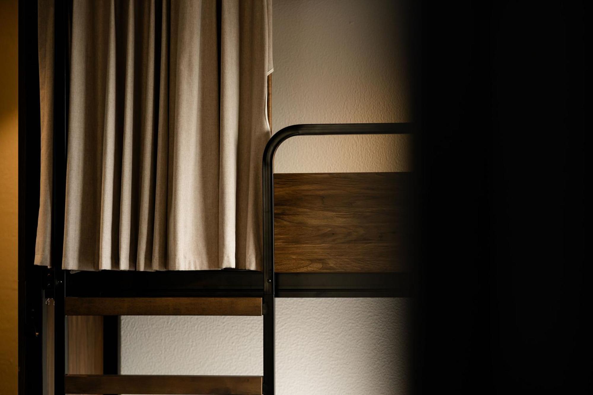 Haka House Wellington Hostel Ngoại thất bức ảnh A curtain in a capsule hotel