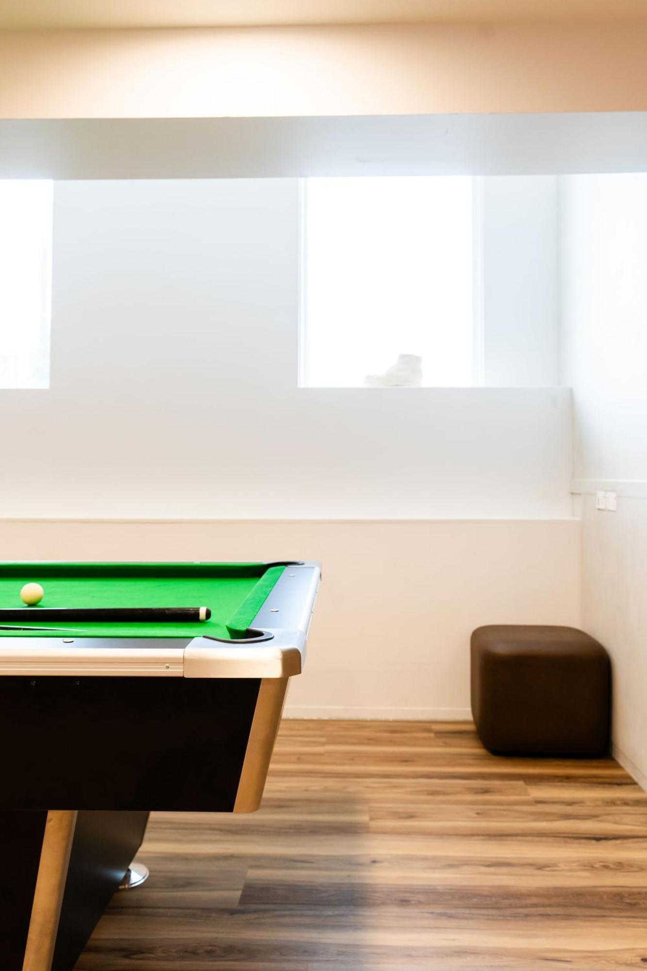 Haka House Wellington Hostel Ngoại thất bức ảnh A pool table in a student house